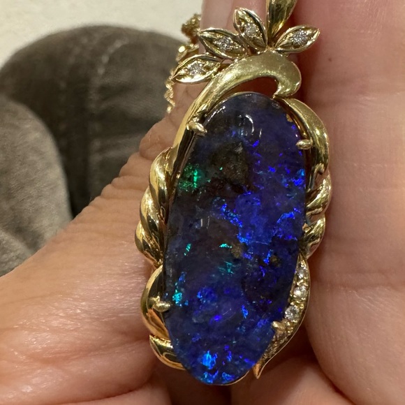 Stunning Natural 9.75 CT Fire Blue Opal on 18k gold Pendant and 14k Chain - Picture 5 of 12